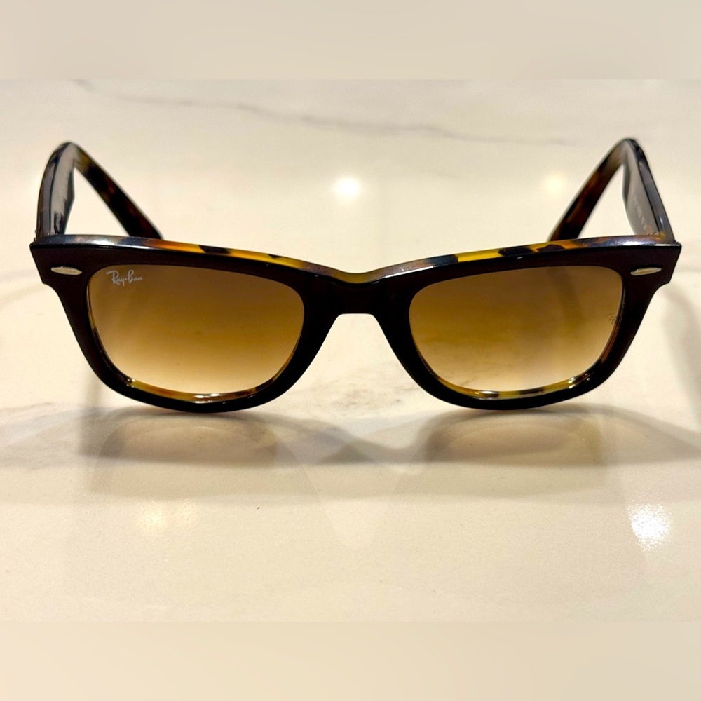 Ray-Ban. Ladies Wayfarer Sunglasses. Very good condition, no scratches.